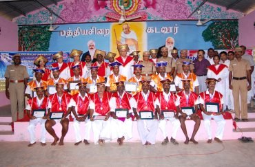 Jail inmates with jail authorities and Brahma Kumaris faculty after receiving certificates